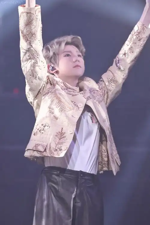 王源超话#为君加冕,伴君成王#就像跋山涉水遇见一轮月亮,以后天黑心伤