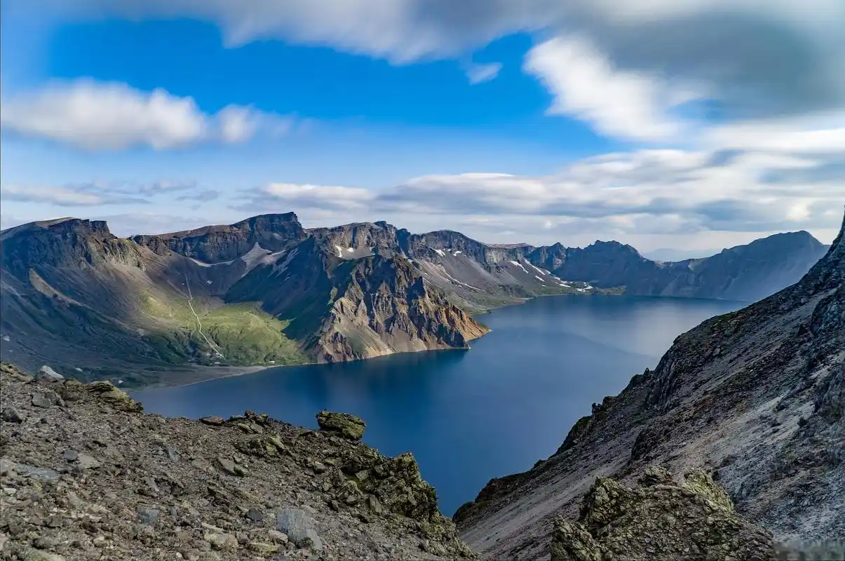 长白山景点玩法大盘点 长白山,中国东北的瑰宝,被誉为"千年雪域名山".