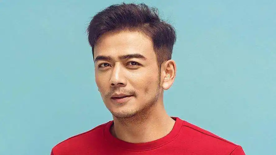 杨烁的资料简介 杨烁,1983年1月2日出生于黑龙江省伊春市,中国牡刎