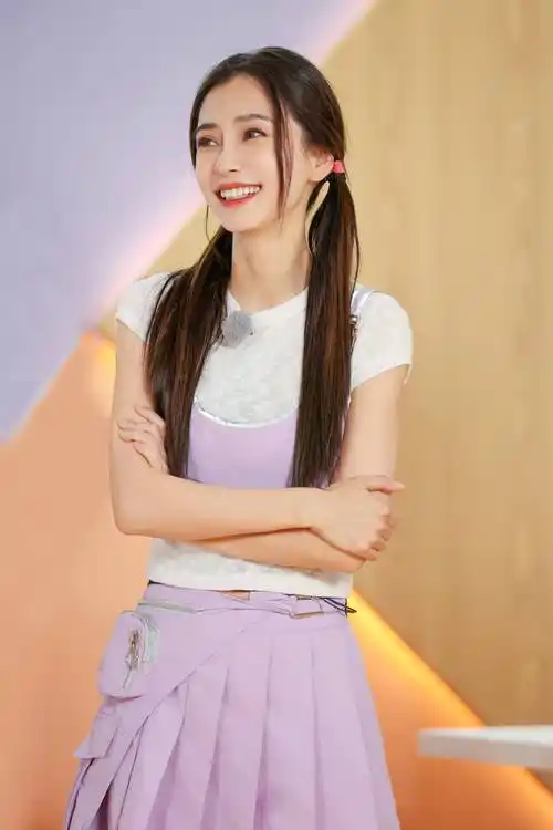 angelababy扎双马尾青春洋溢 又娇又俏好似少女