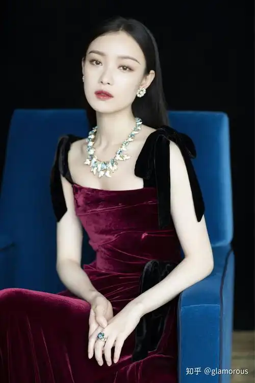 大家有存的让你觉得惊艳的女明星礼服图吗?