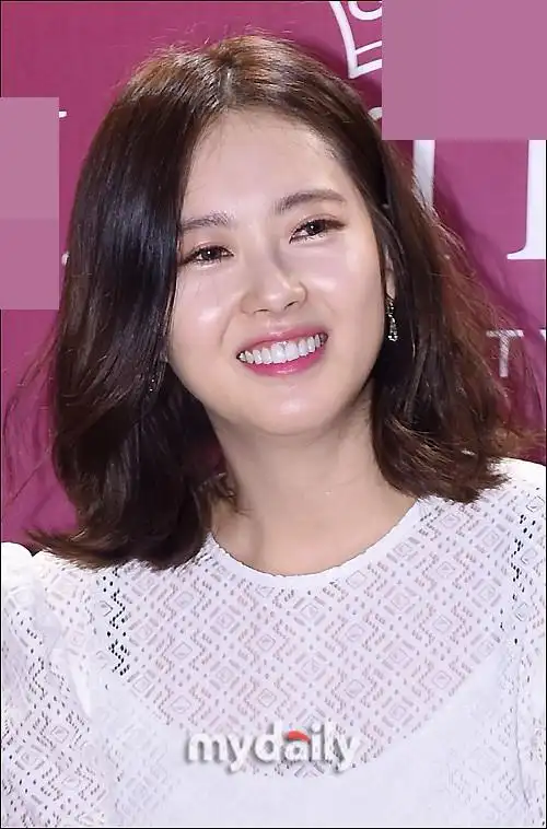 组图:韩星高雅拉白裙亮相气质纯美 圆脸可爱显乖巧