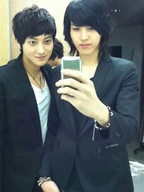 黄子韬和吴亦凡的合照,感觉长发的吴亦凡被黄子韬秒杀了