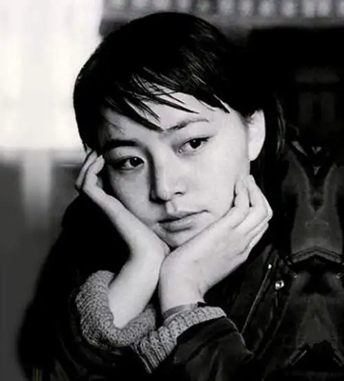 虽然由于是喜剧人会因为喜感而忽略其颜值,但其实年轻的宋丹丹五官