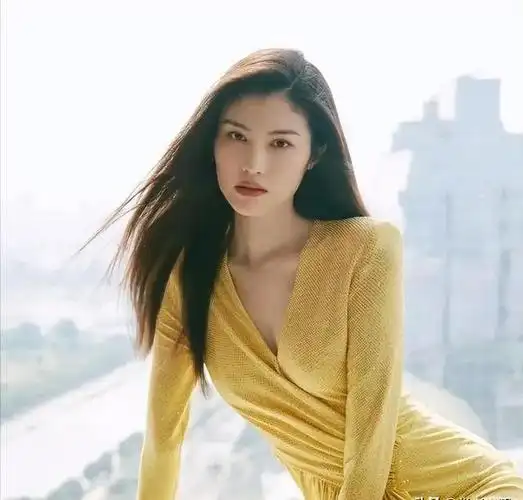 她曾是《非常6 1》的礼仪小姐,月收入只有800元,如今成国际超模