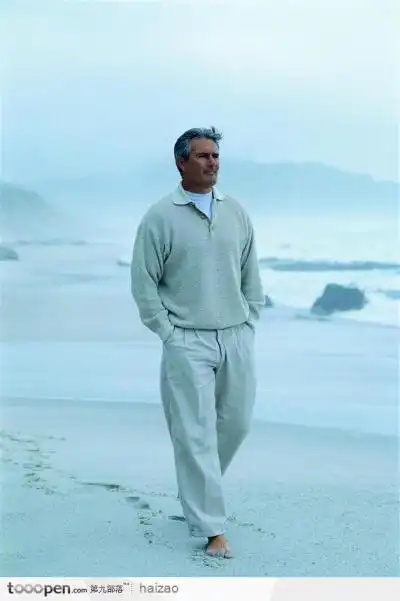 海滩边漫步的男人