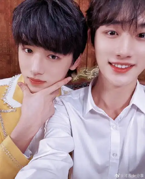 宋亚轩丁程鑫合照