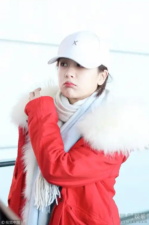 杨紫穿喜庆红获赠玩偶嘟嘴大笑心情好