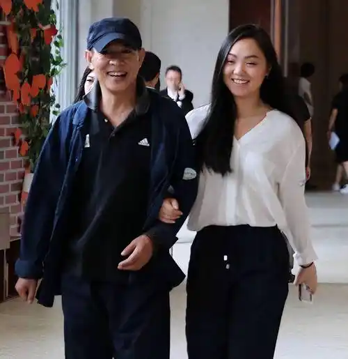 李连杰一家四口同框两女都没妈妈有气质一个比一个穿的开放