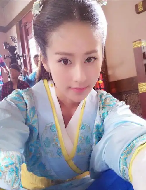 颖儿,饰演妲己,帝辛的妃子,妲己乃是难得一见的美女.