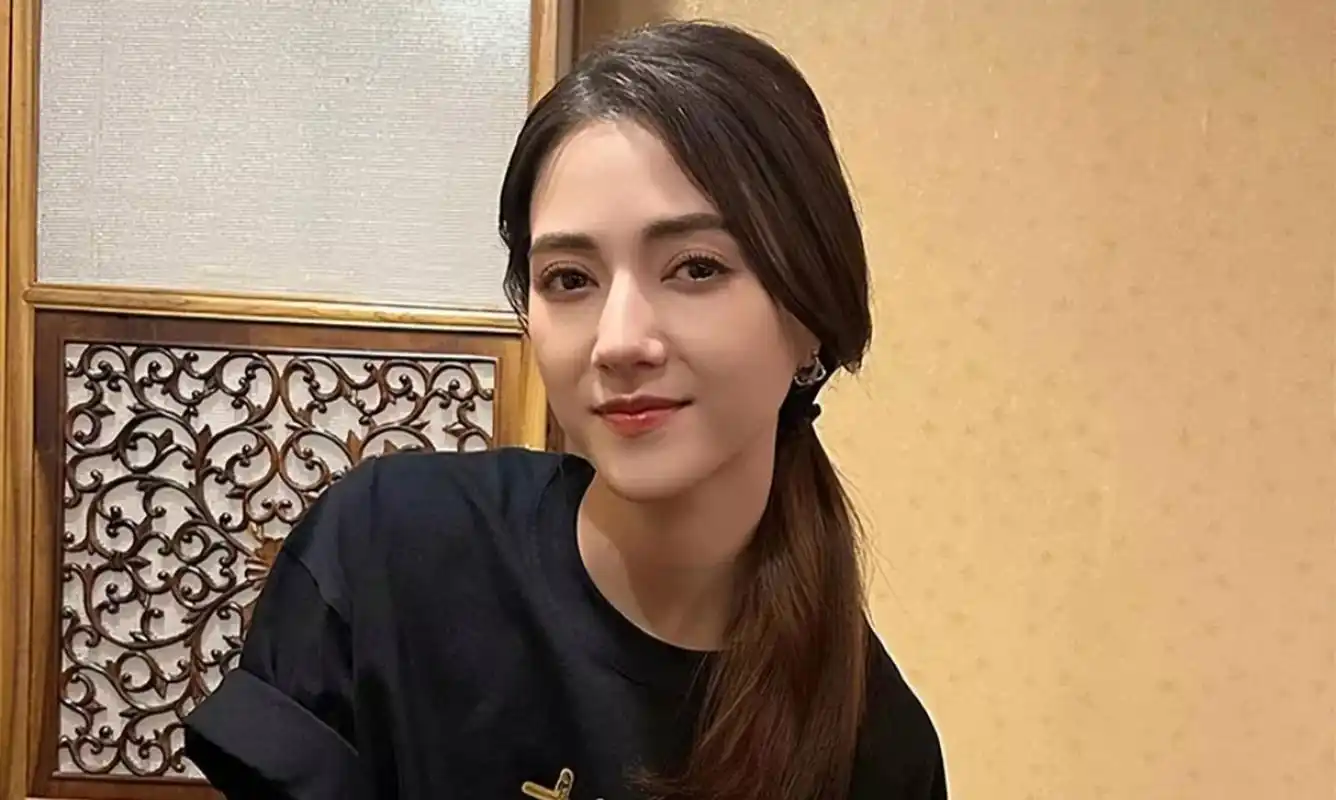 据传他们俩相识于2015年,当时他们在酒吧相识,房祖名对她一见倾心,上