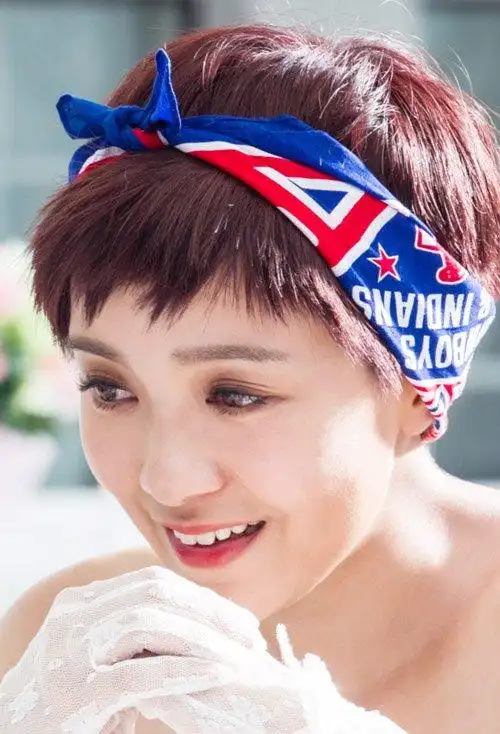 首页 玩发型 短头发 女生短发怎么戴发带好看 运动风范的短发配发带