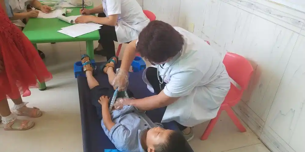 渠口卫生院为渠口中心幼儿园全园宝宝进行健康体检.