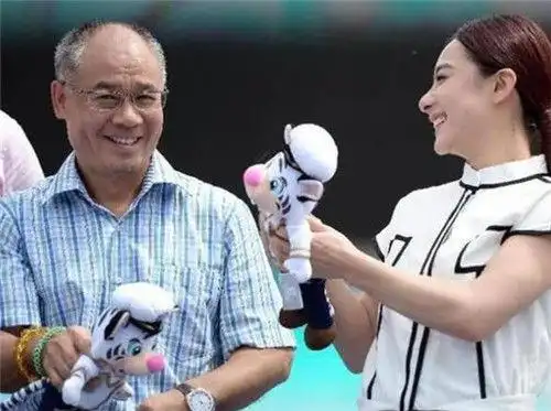 身价百亿,头发斑白略显老态,娇妻依然很美|李宁|体操|陈永妍_新浪新闻