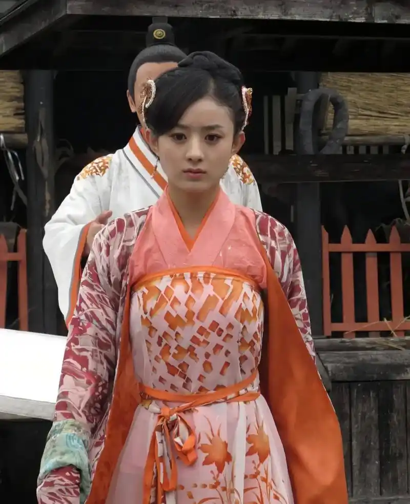 赵丽颖早年拍的这部剧,虽然剧组比较穷,服装道具啥的比较简陋,但演员