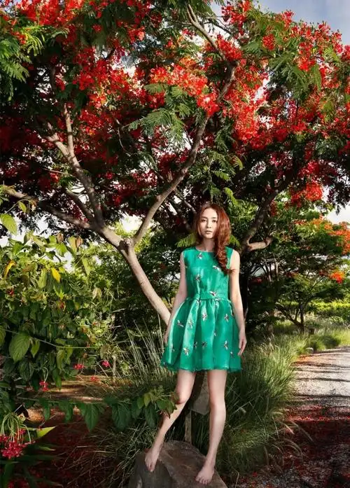 姚笛身上穿的这条裙子选择的也是绿色,并且这个时候姚笛是光着脚站在