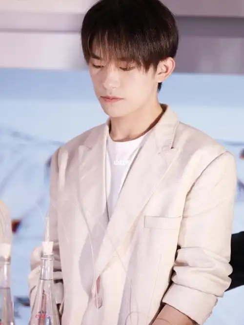 易烊千玺白色西装太温柔了