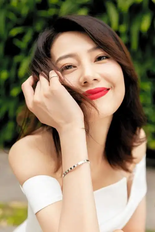 高圆圆穿白色一字肩连衣裙妆容精致气质优雅