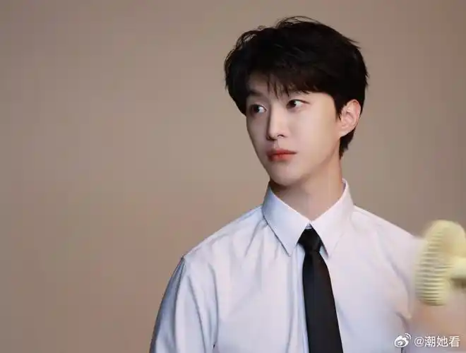 范丞丞衬衫领带a感##范丞丞碎盖微分发型