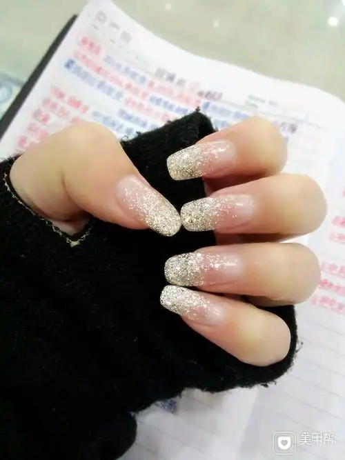 方圆形银色白色渐变光疗美甲图片