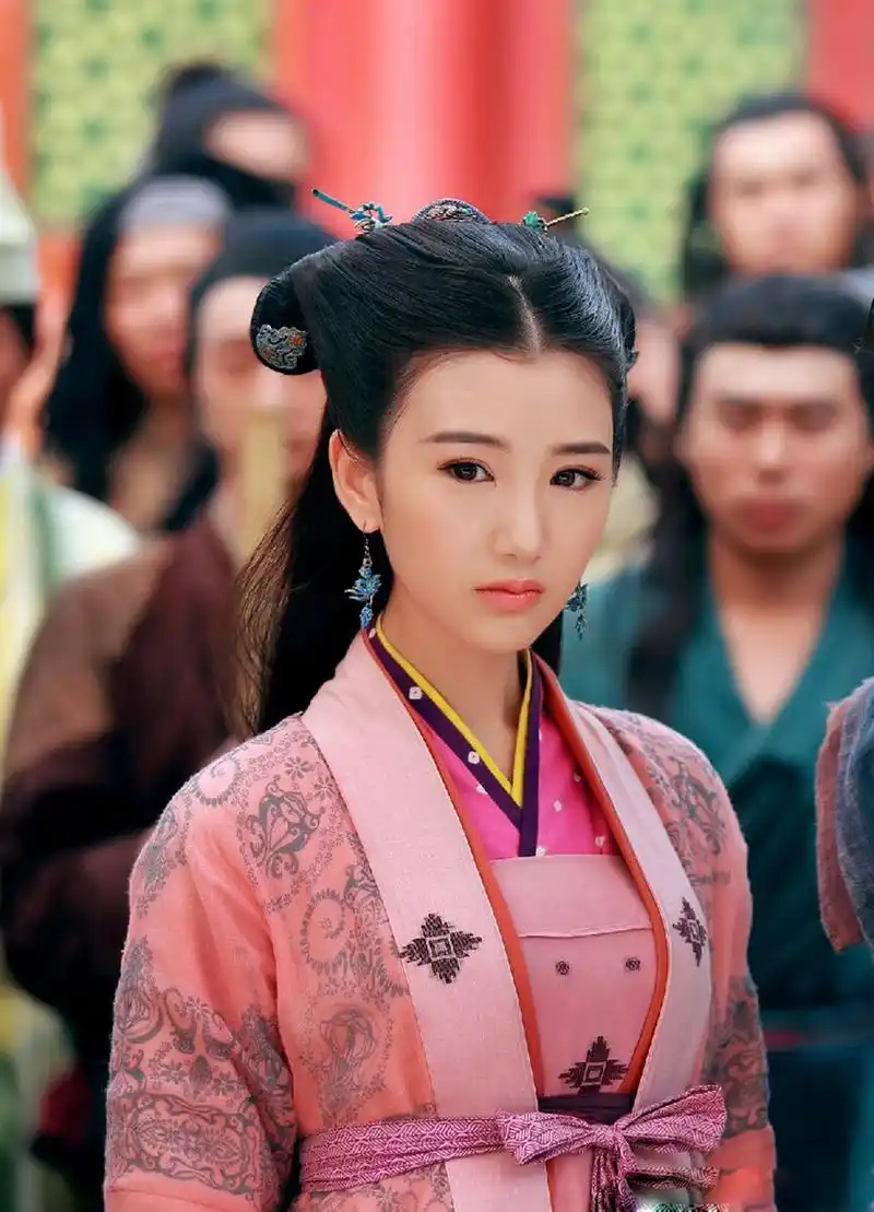 问:如何评价《神雕侠侣》中郭芙这个人?  答:坑爹货一个.