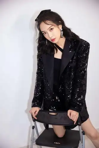 舞台魅力者宋茜展实力唱跳 皓白缪斯礼裙显简雅甜飒