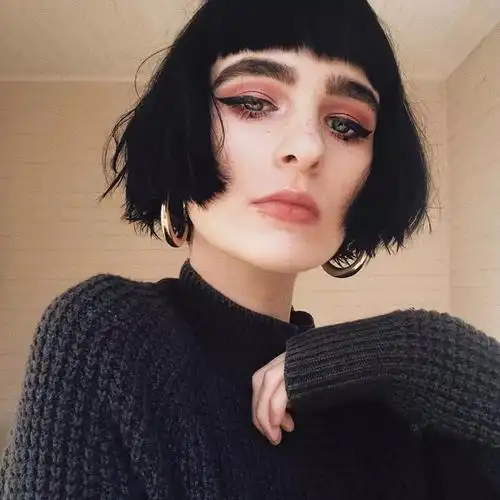 眉上刘海,齐嘴短发