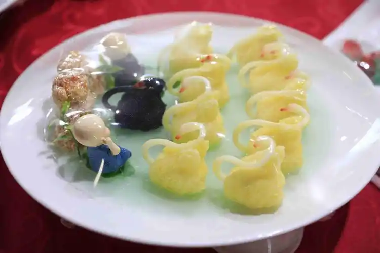 陕菜亮相丝博会菜品造型精致引围观