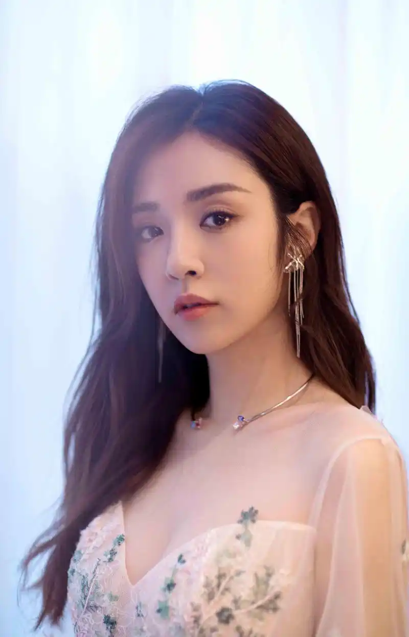 王晓晨应酬喝醉抽烟,被八卦媒体拍到,还好黑帽大哥耐心