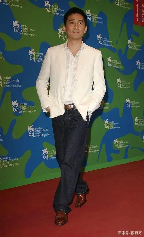 身高170小身板的魅力,孤单让他喜欢户外品牌,梁朝伟的隐世时尚