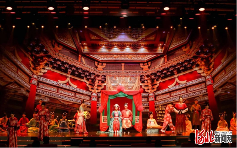 本场音乐剧应用现代全息技术支持,将置景与影像虚实结合,沉浸式舞台