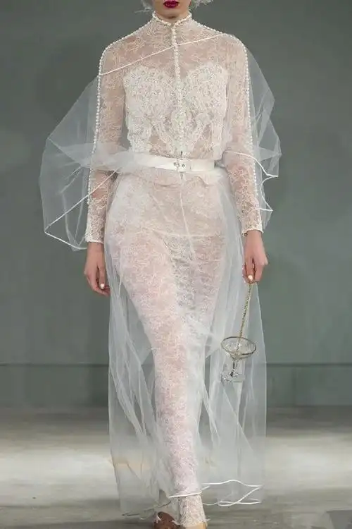 柔软结合肌肤和薄纱之间 层层空气在流动整个人充满通透的呼吸感连