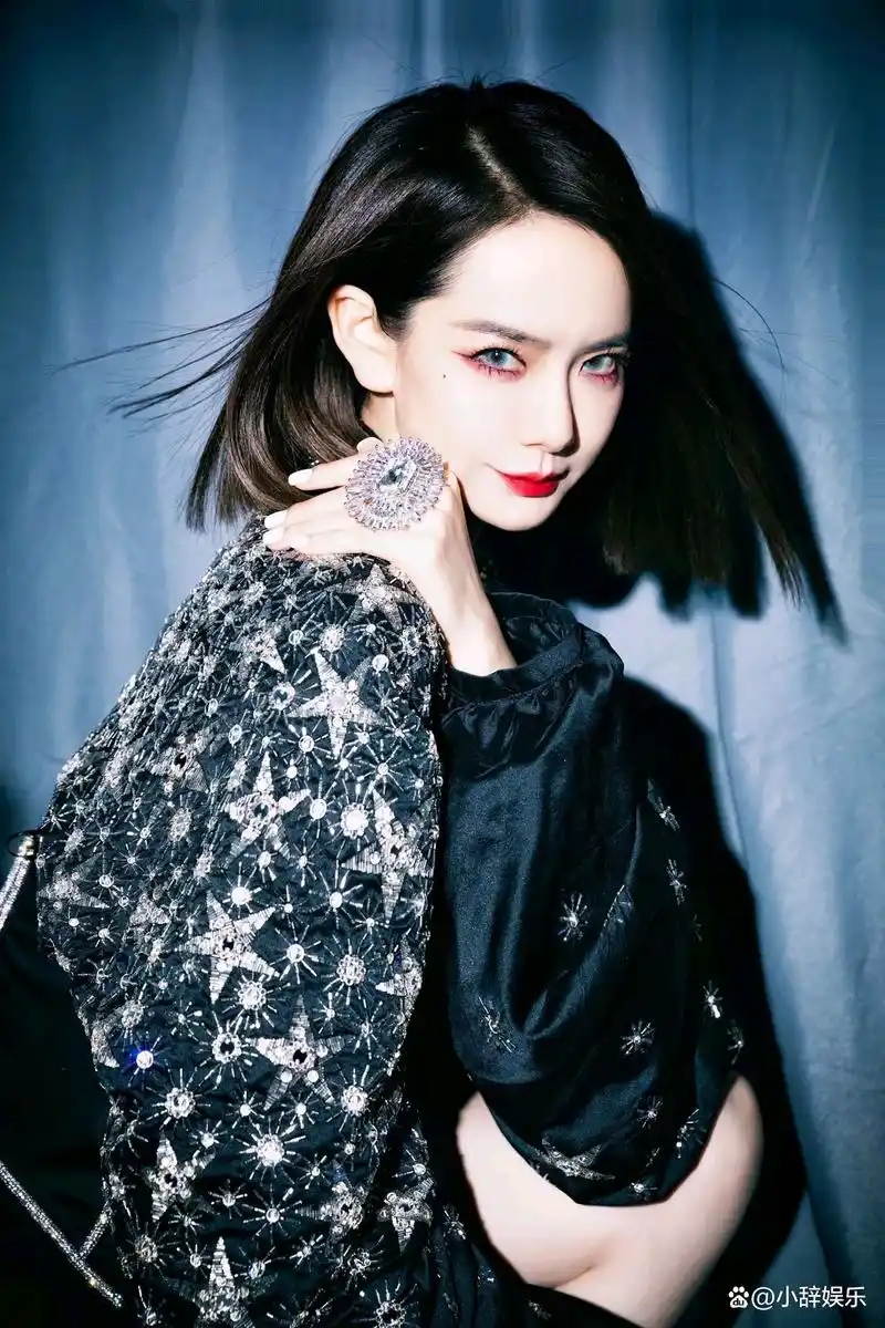 时尚辣妈戚薇,满屏的高冷感