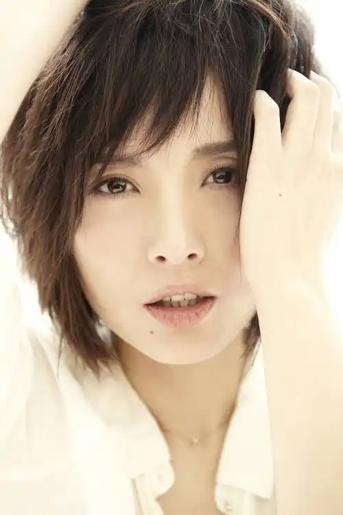 靳东老婆年轻时青春文艺,如今44岁满头白发,自然老去气质却很好