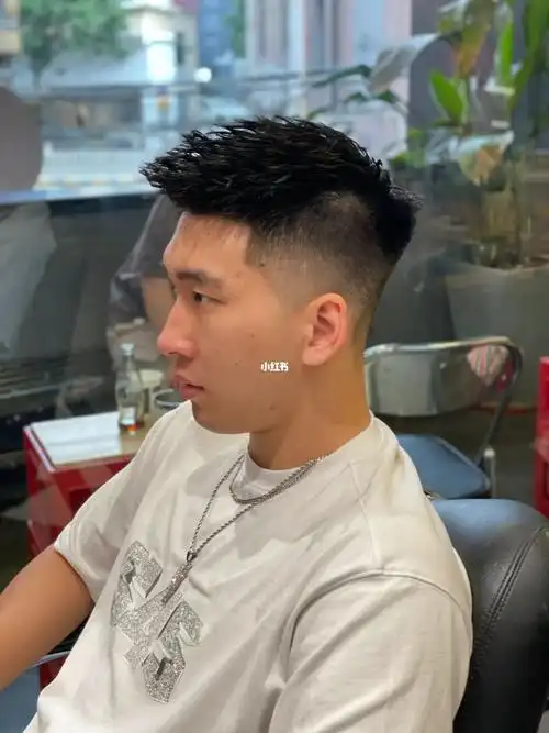 头发硬纹理不清晰可以尝试飞机头锡纸烫