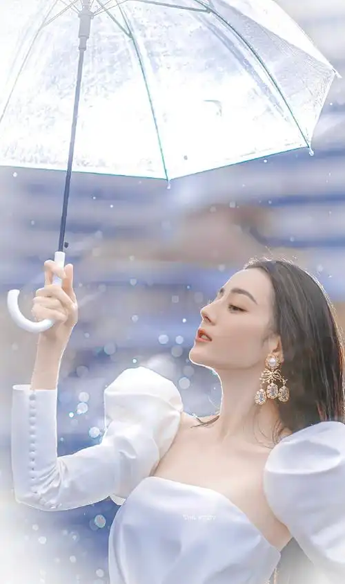迪丽热巴雨中撑伞氛围感大片