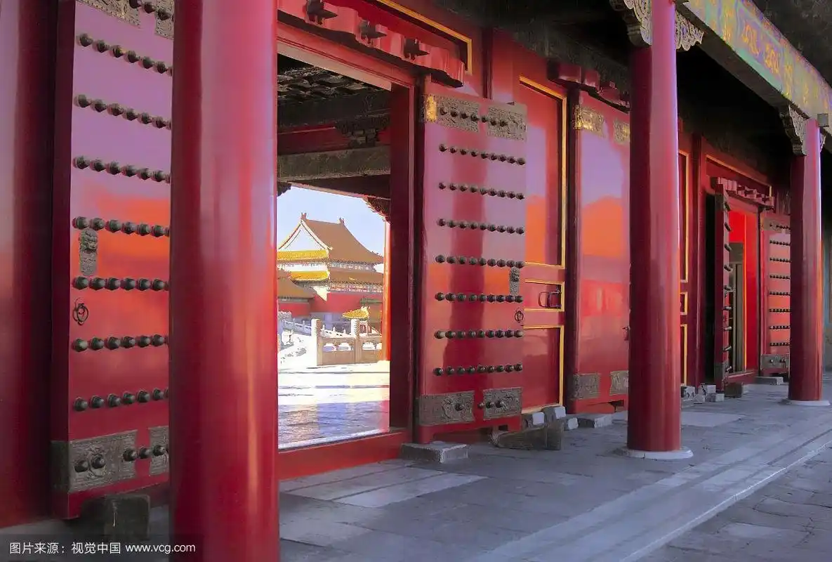 故宫里的朱漆宫门乾清门