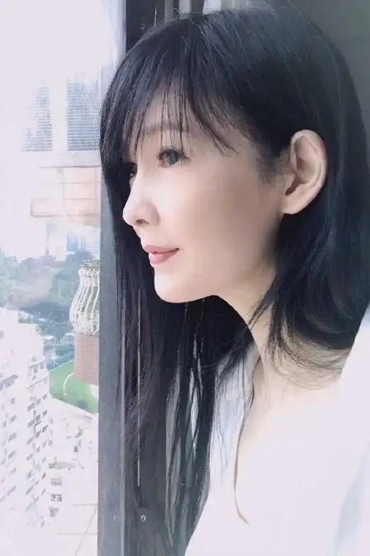 54岁周慧敏分享自拍照称已接种疫苗并感谢工作者