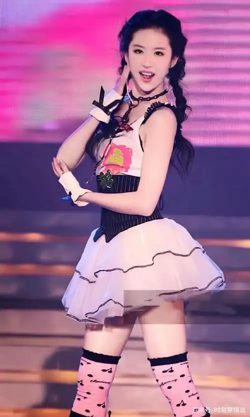 刘亦菲女团造型释出,穿泡泡裙秀舞艺惊艳全场,颜值封神