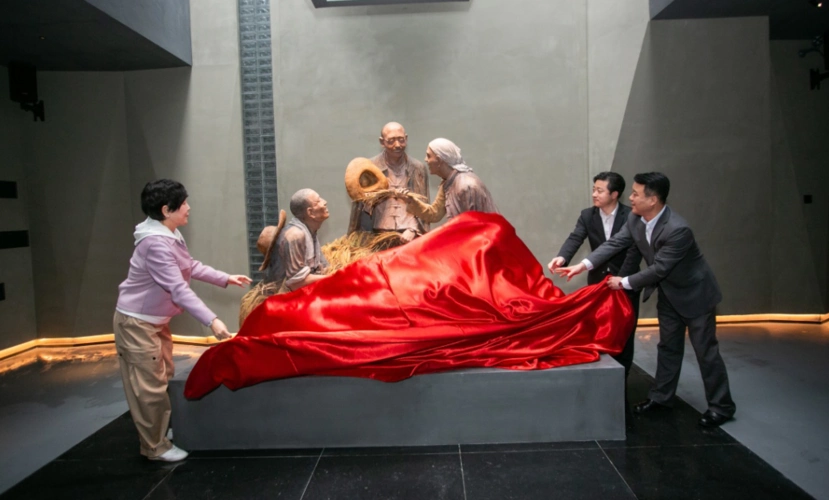 新闻资讯长安区委宣传部部长程锐,组织部部长王宝金为柳青纪念馆揭牌