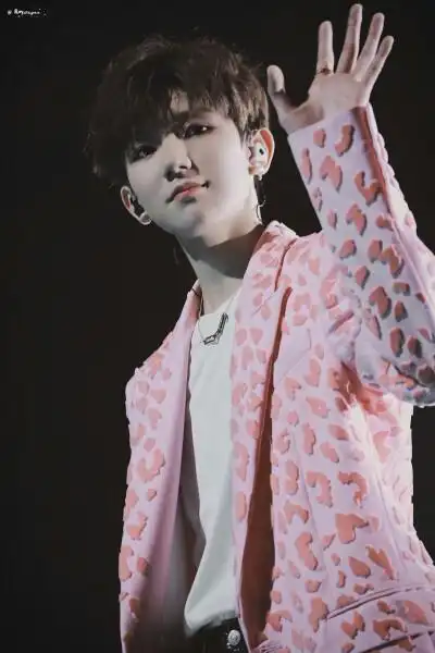 王源粉色西装,穿在你身上更加的浪漫