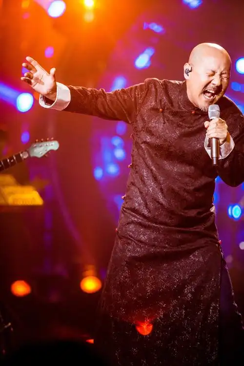 腾格尔携手苍狼乐队展现摇滚范   挑战《从头再来》首次《歌手》夺冠