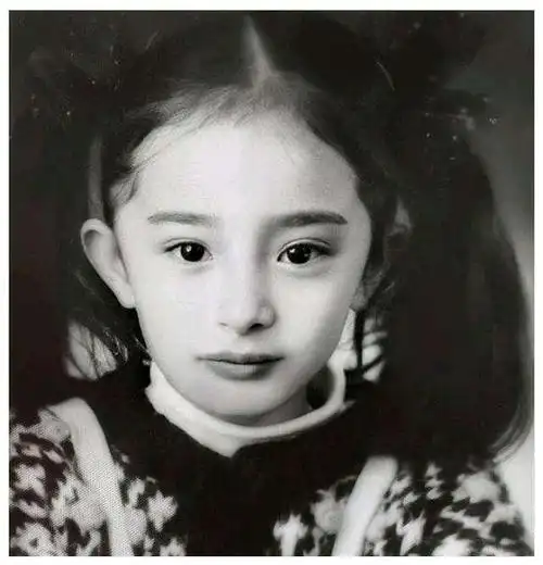 杨幂很小的时候就是文艺骨干,参加了很多文艺表演.