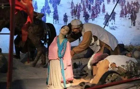 因为她们所受的教育就没让她们活下来,程朱理学说:女人不能失去贞洁