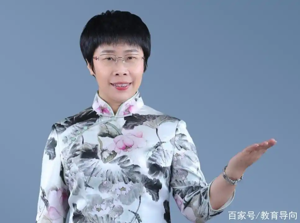 她是百家讲坛的主持人,985高校教授,如今45岁,依然单身