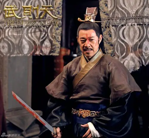 组图:《武则天》曝张丰毅剧照 挥剑怒砍杀气足