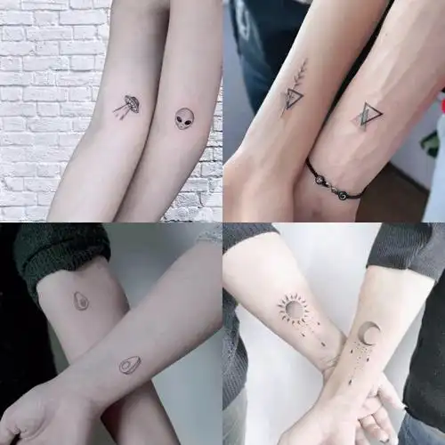 纹身作为一个载体让情侣们在自己的身体上纹上喜欢的图案也刻下了心中