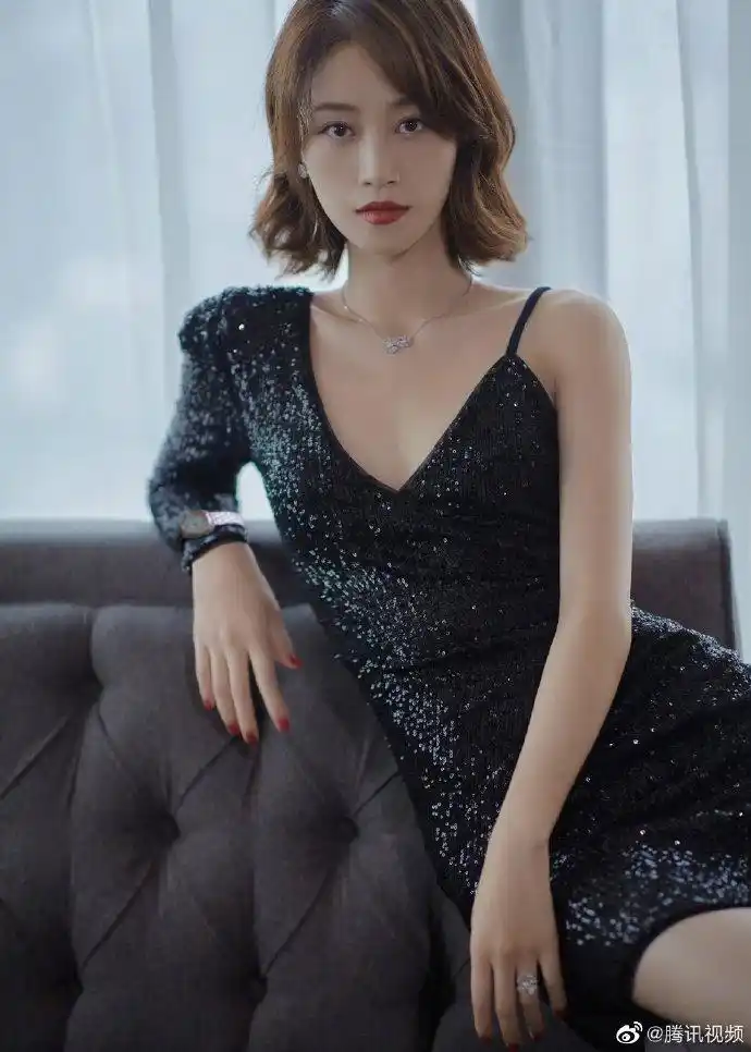 蓝盈莹深v开叉长裙尽显优雅 露美背秀长腿性感撩人