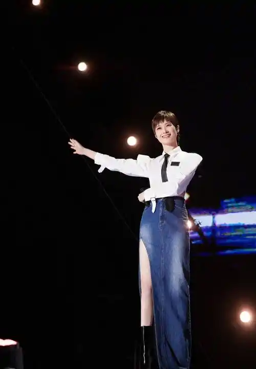 李宇春"亚洲音乐节",开叉长裙女人味十足,175大长腿美到_衬衫_白色