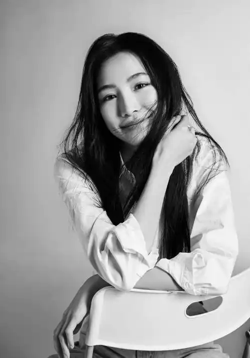 张楠黑白光影质感大片释出长发微乱眼神清冷慵懒